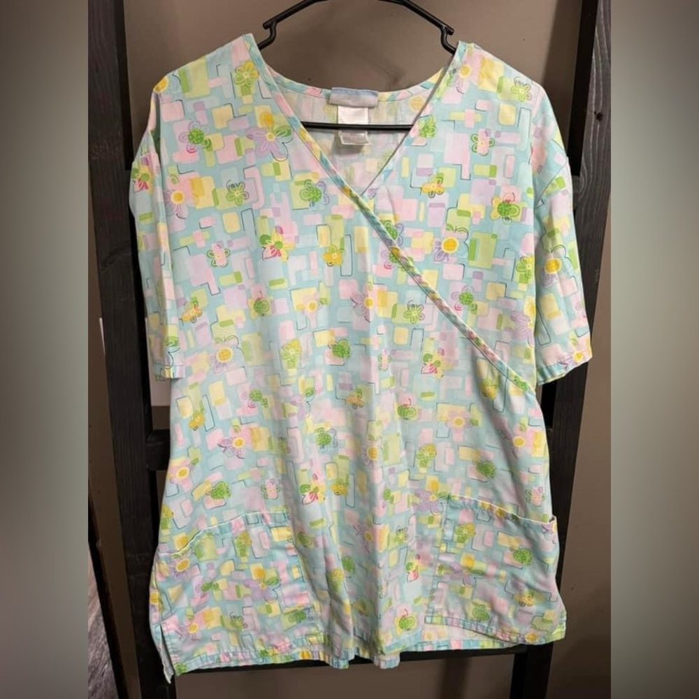 Scrub top. 2XL. $5.